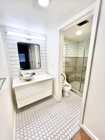 $1,660 / 2br - 1013ft2 - Chic Wood Style Flooring, Plush Carpeting, Convenient Car Wash (Scottsdale)64047709557251124