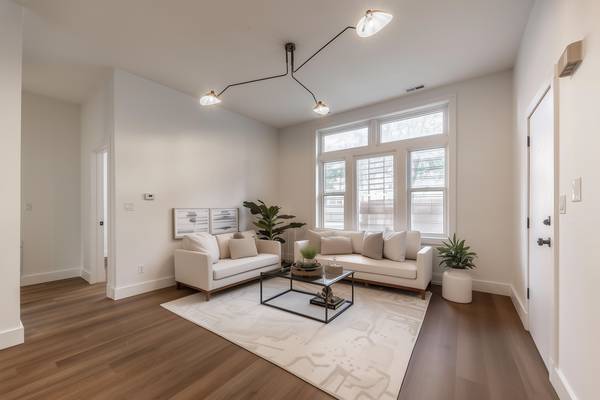 $2,695 / 3br - Apartamento de 3 habitaciones y 2 baños renovado – Vida junto al parque + ¡1 mes GRATIS! (Humboldt Park)63781351404289120