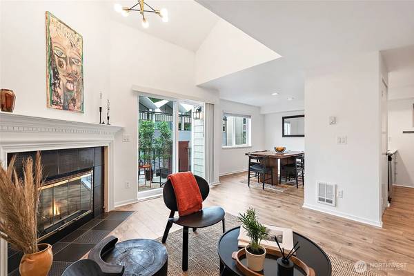 $3,050 / 2br - 1108ft2 - Spacious top-floor two-story condo in vibrant Eastlake (Eastlake)63811610580097122