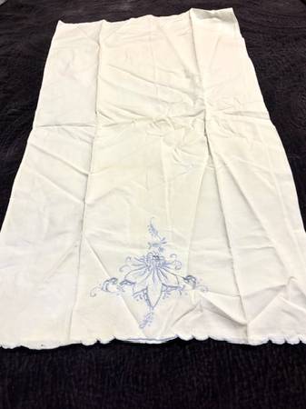2 fundas de almohada blancas vintage con bordado azul - $41 (Upper East Side)63435949235587123