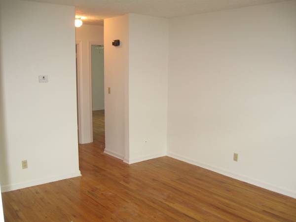 $945 / 1br - 800ft2 - Bright / Spacious Apartment in 4- Plex 2nd Floor (St. Matthews / Highlands)64008828303875120