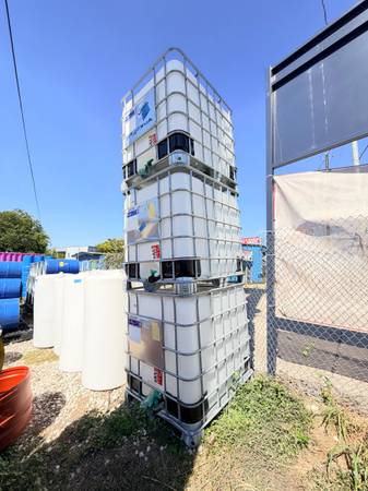 275 gallon plastic totes 1