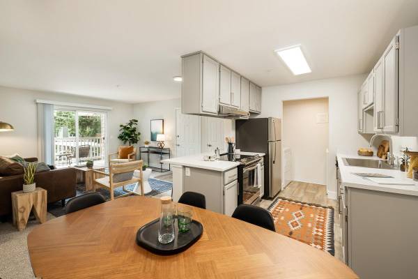 $1,437 / 2br - 872ft2 - Cozy 2 BR/1 BA Oasis with Lush Forest Views, First Month Free63999454446339124