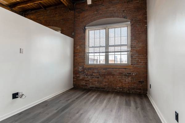 $1,250 / 1br - 1600ft2 - Commercial or Residential Apartment for Rent - Close to Downtown Cleve (Cleveland)63860362720257120