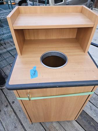Like new trash bin 1