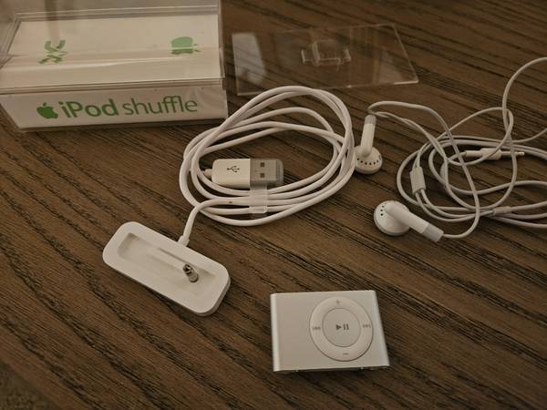 Apple iPod Shuffle 2nd Generation Silver w Original Box, Charging Pad 1