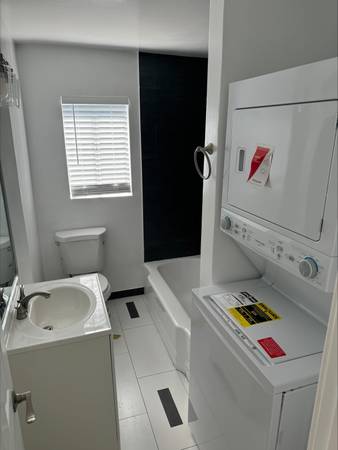 $1,900 / 1br - 650ft2 - Hardwood Floors, Controlled Access/Gated, Laundry Facilities (1646 N Harvard Blvd, Los Angeles, CA)63869889290627120