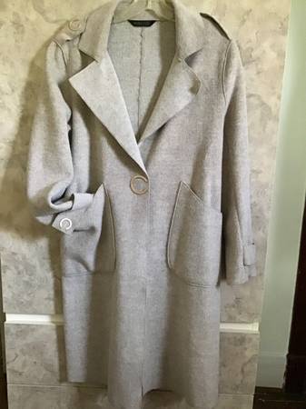 Women’s fashion overcoat Size M  Never wear 1