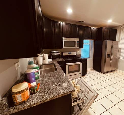 $975 / 3br - 3 BR 1 BA - Only one other roommate, extra room for studio space (Humboldt Park)63898735734786122