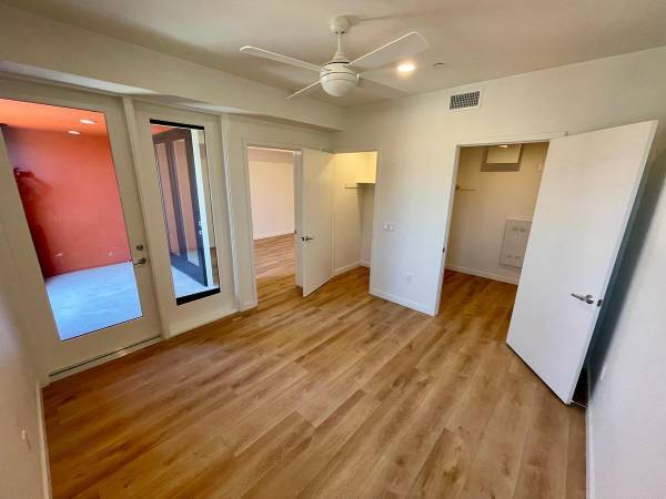 $880 / 1br - 669ft2 - Pisos de Superficie Dura, Características de Hogar Inteligente, Lockers de Paquetería Amazon Hub (Hillcrest)63657123930371122