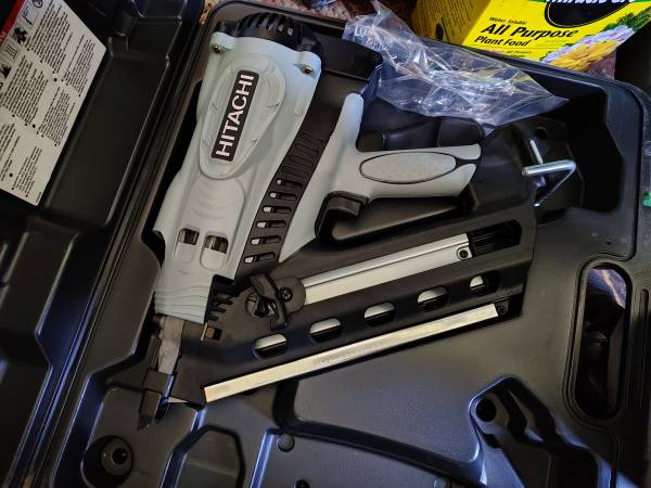 Hitachi gas framing nailer 21° New 1