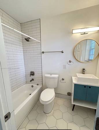 $2,600 / 2br - 2 bed 2 bath with private yard (MiMo)64001850061059120