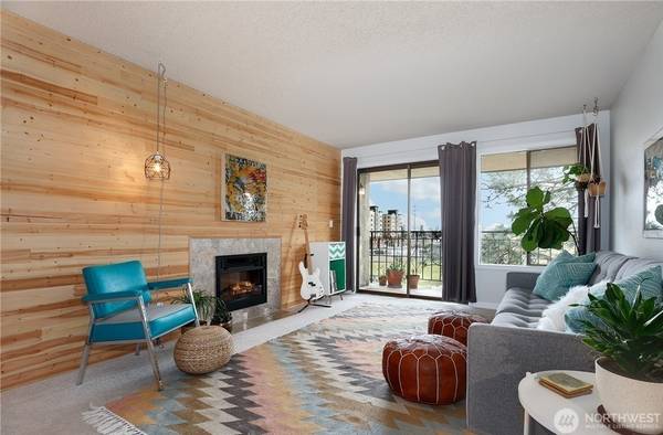 $1,595 / 1br - 686ft2 - Seattle Light filled top floor condo63944965856514121