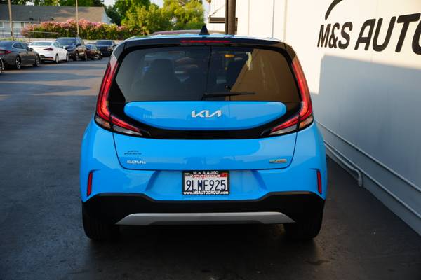 2024 Kia Soul EX hatchback Surf Blue - $19,299 (LLAME 916-512-6289 !!)63619407365121123