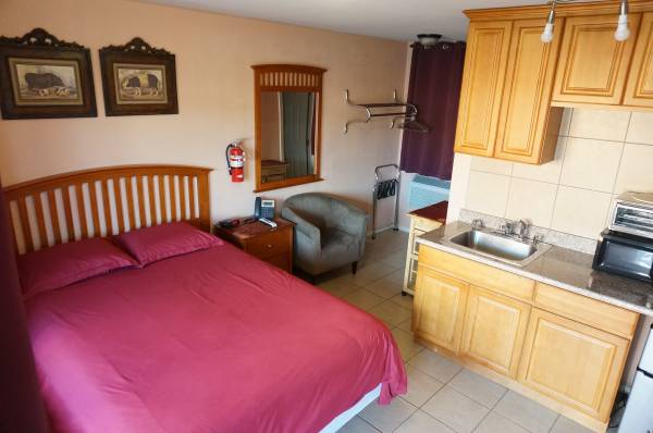 $1,200 $1200 per month. Sleeps 2. No lease. (Colorado Springs)63686691486083120