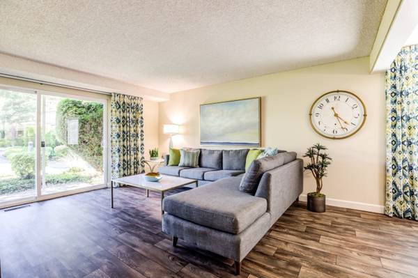 $1,910 / 450ft2 - Studio, Private Balcony, Washer/Dryer Included (1501 145th Pl SE, Bellevue, WA)63808107007491124