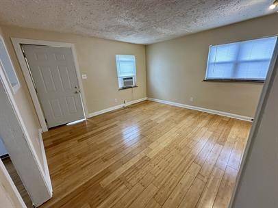 $875 / 2br - 2 Bedroom 1 Bath apt  $875 includes trash (Ritter Park)63989520752387120