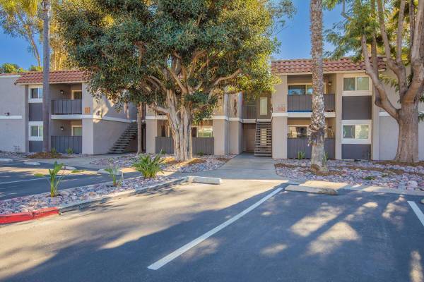 $2,520 / 2br - 812ft2 - On-call and On-site Maintenance, Hardwood Floors, 2bd 1ba (3760 North Way, Oceanside, CA)64037044896643123