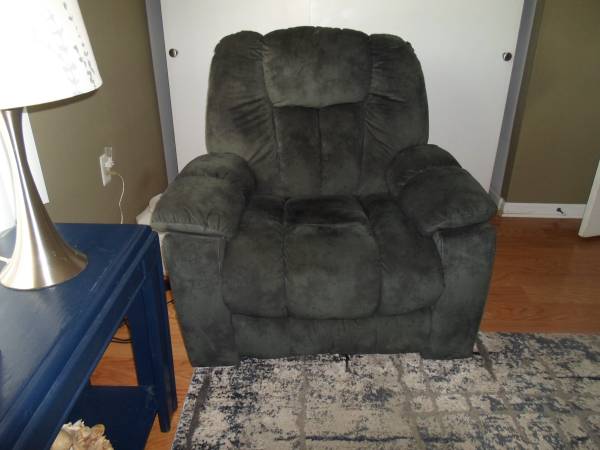 LARGE BEAUTIFUL POWER LIFT RECLINER 1