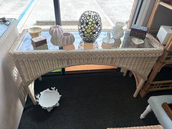 MK- Wicker Console Table with Glass Top Light Natural Braided Edge 1