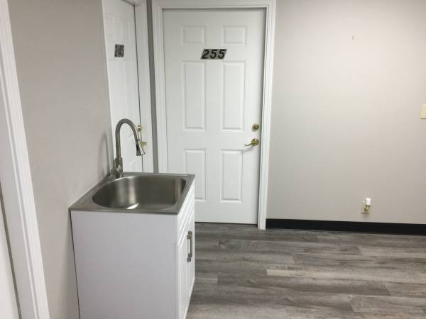 $400 / 165ft2 - COSMETOLOGIST & ART STUDIO FREE RENT UNTIL 2026 (HISTORIC DOWNTOWN GRESHAM)63914971789698122