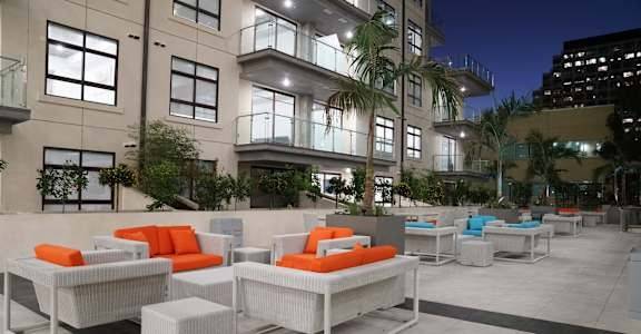 $3,795 / 1br - 987ft2 - Refrigerator, Rooftop Pool, Cable Ready (111 N Louise St, Glendale, CA)63701092557057120
