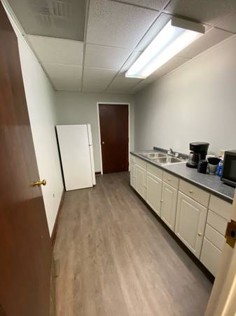 $450 / 200ft2 - Single Office Rental (Downtown Greensboro)64027442296579123
