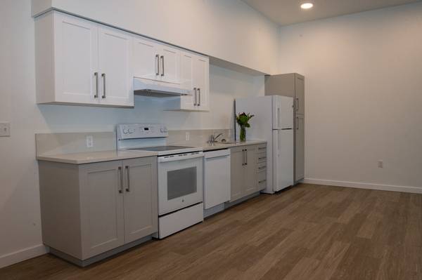 $842 / 3br - 3/BD, Assigned Resident Parking, Art Space (9660 SW Greenburg Rd, Tigard, OR)63999456857986123
