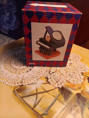 PIANO DESK CLOCK  by Time Zone 1