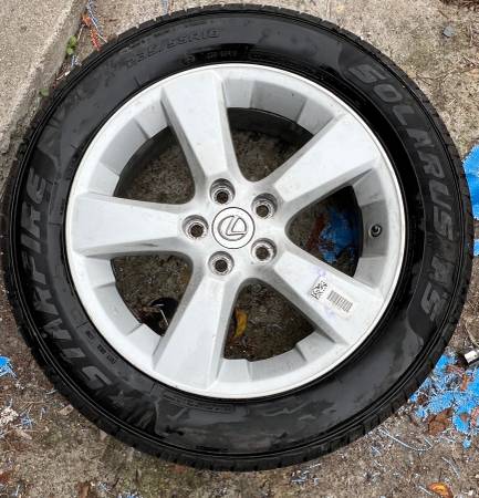 Single Lexus RX 330-350 alloy rim with good tire for sale 1