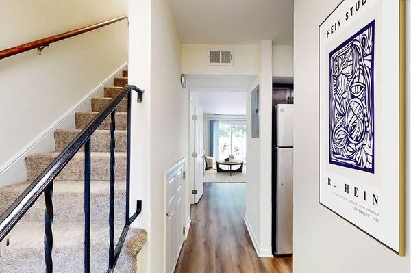 $1,929 / 2br - 785ft2 - Swimming pool and sundeck*, Airbnb-friendly, Washer and dryer (Norwood)63699215290627122