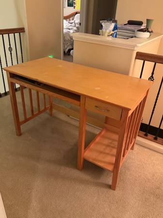 Sellibg Old Computer Desk 1