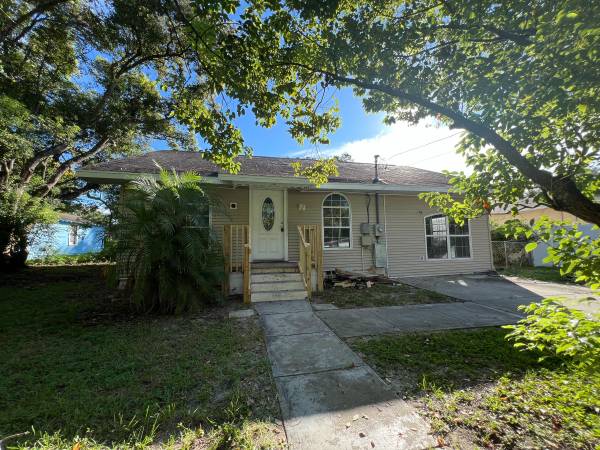 $1,695 / 3br - Covered Porch w/ This (3BR/1BA) Zephyrhills Home NO APPLICATION FEE! (Zephyrhills)63991228395778121