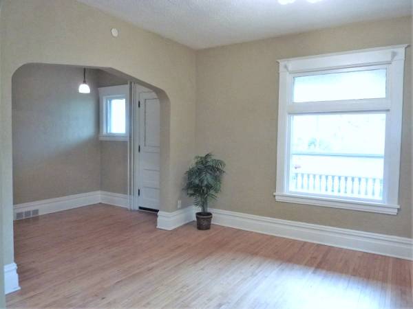 $1,375 / 2br - 1000ft2 - Clean and Bright Freshly Renovated 2 BR Apartment Main Floor! (Phalen)63797857840259121