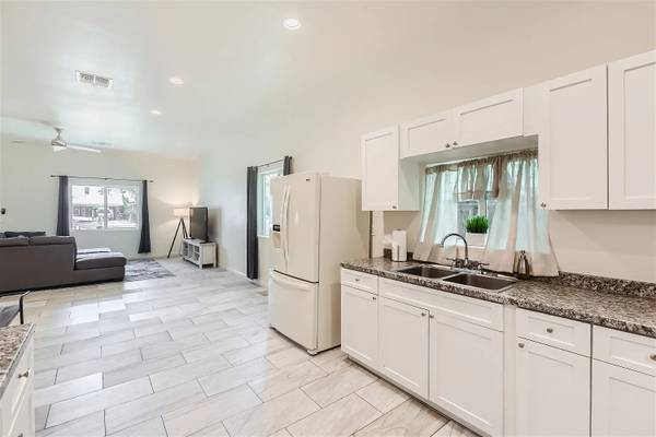 $1,050 / 3br - 1279ft2 - **Charming 3-Bed, 1-Bath Home**64024823683458123