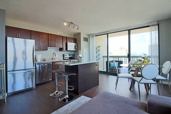 $3,633 / 2br - River North 2/2 Apartment Pool, Gym, Premier Location, Balcony (River North)63898473649922120
