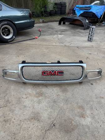GMC Yukon Denali Grille, OEM Chrome, Fits 01-06, Emblem Included 1