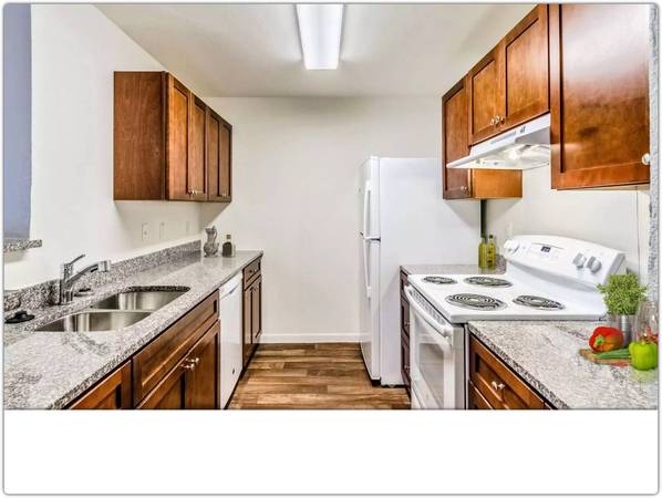$1,075 / 2br - 862ft2 - Every day's a staycation in our charming 2 BR homes! (Houston)63924168428035120