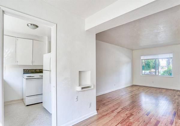 $1,350 / 1br - $300 SAVINGS | Unique One Bed | Off-Street Parking & Car Sharing (Hawthorne District)63867269970051123