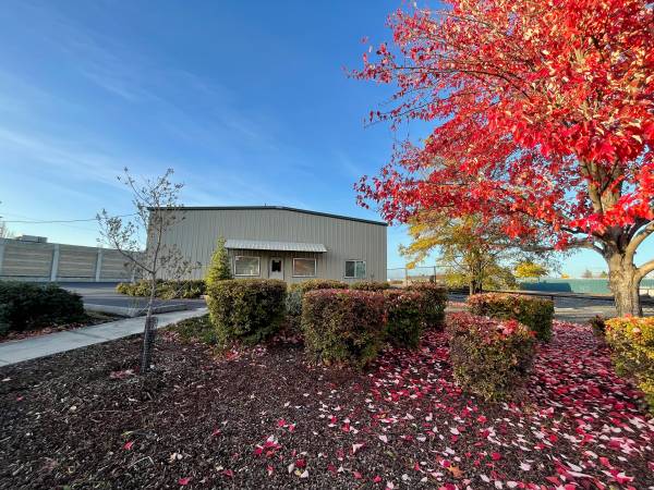 Close to I5 Warehouse w/Nice Office Space in Medford 1