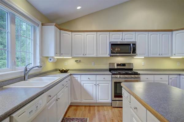 $1,335 / 1br - 2190ft2 - Spacious 1-Level Home in Piscassic River Village: Central Air, Generat (Newmarket)63932058171011123