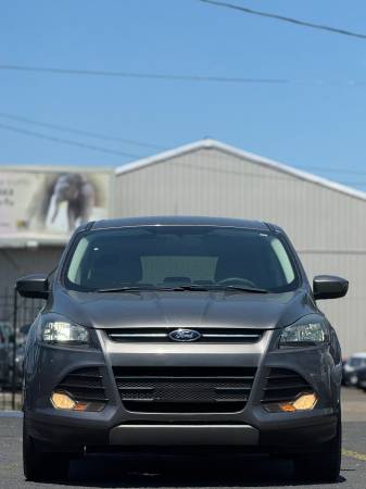 2014 Ford Escape // Clean Title // Reliable and Practical // - $6,000 (Well Maintained// PRICED TO SELL!!)63618484169089121