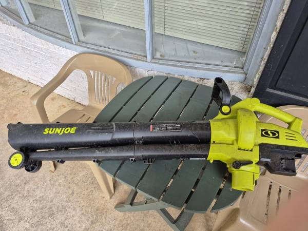 Sunjoe rolling leaf blower 1