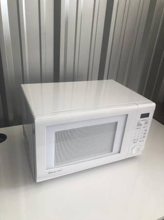 Magic Chef White Table Top Microwave 1