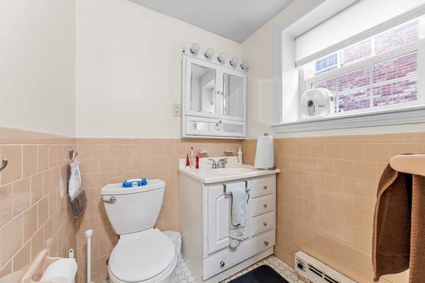 $1,075 / 1br - condo super clean sunny 1 bedroom and bathroom apartment (Somerville)63612006088065122