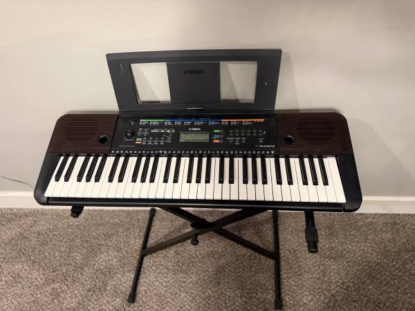 Yamaha PSR-E253 61-key Portable Keyboard Synthesizer w/Stand