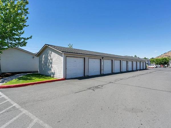 $1,788 / 3br - 1178ft2 - Casa club, Garajes disponibles, Cocinas totalmente equipadas, Refrigerador (Bend)63839292162435124