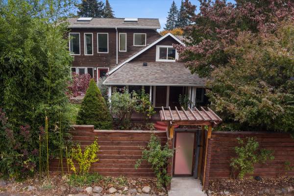 $828,000 / 3br - 2250ft2 - Hidden Hood River Gem with Private Garden & Updated Kitchen (Hood River)63831464105603120