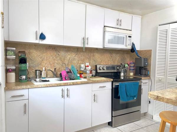 $3,000 / 3br - 1460ft2 - 3/2 Tropical Park casa familiar individual totalmente enchapada (Miami)63825470143745124