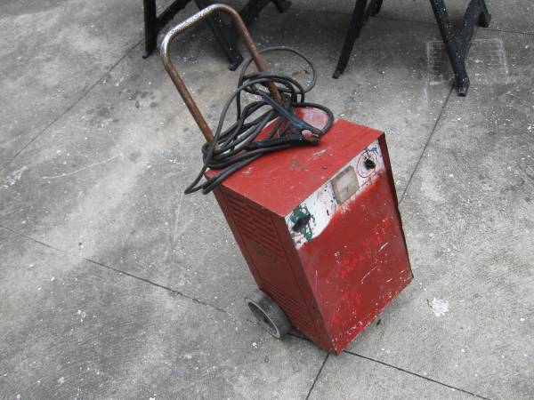 Battery Charger on wheels 1